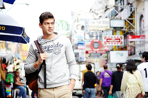 포토 JPG 주간 서양인 외국인 해외기획촬영 해외 라이프스타일 2011년태국 남자 나라 외국문화 해외여행 여행 포즈 가방 배낭 태국 휴가 거리 태국문화 서기 사람 여러명 상반신 20대 성인 야외 건물 라이프 관광지 시장 방콕 카오산로드 남자만 성인남자만 청년만 청년남자만 성인만 국내포토 자연요소 동양문화 건축물 잡화 아시아 문화 다수 모션 인종 청년 생활 파일형식