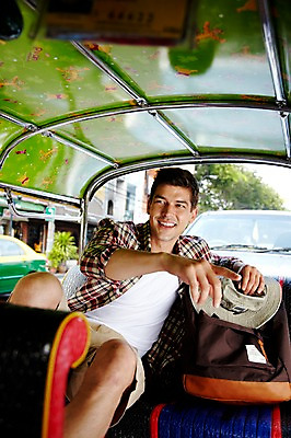 포토 JPG 주간 서양인 외국인 해외기획촬영 모자 해외 라이프스타일 잡화 2011년태국 남자 나라 아시아 교통수단 외국문화 해외여행 여행 포즈 가방 배낭 모션 태국 휴가 태국문화 한명 미소 웃음 사람 앉기 손짓 상반신 20대 성인 야외 라이프 관광지 가리킴 방콕 뚝뚝이 릭샤 오토릭샤 툭툭이 남자만 남자한명만 성인남자만 청년만 청년남자만 청년남자한명만 성인한명만 성인남자한명만 성인만 국내포토 자연요소 1 동양문화 문화 교통 표정 인종 청년 생활 파일형식