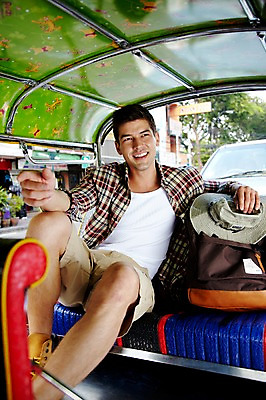 포토 JPG 주간 서양인 외국인 해외기획촬영 모자 해외 라이프스타일 잡화 2011년태국 남자 나라 아시아 교통수단 외국문화 해외여행 여행 포즈 가방 배낭 모션 태국 휴가 태국문화 한명 사람 앉기 손짓 상반신 20대 성인 야외 라이프 관광지 가리킴 방콕 뚝뚝이 릭샤 오토릭샤 툭툭이 남자만 남자한명만 성인남자만 청년만 청년남자만 청년남자한명만 성인한명만 성인남자한명만 성인만 국내포토 자연요소 1 동양문화 문화 교통 인종 청년 생활 파일형식