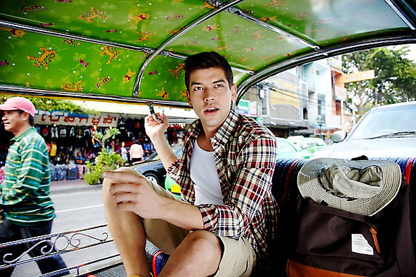 포토 JPG 주간 서양인 외국인 해외기획촬영 모자 해외 라이프스타일 잡화 2011년태국 남자 나라 아시아 교통수단 외국문화 해외여행 여행 포즈 가방 배낭 모션 태국 휴가 태국문화 사람 앉기 상반신 20대 성인 야외 두명 라이프 관광지 방콕 뚝뚝이 릭샤 오토릭샤 툭툭이 남자만 성인남자만 청년만 청년남자만 성인만 국내포토 자연요소 동양문화 문화 교통 인종 청년 생활 파일형식