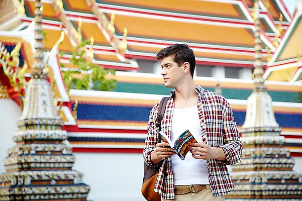 포토 JPG 주간 서양인 외국인 해외기획촬영 해외 라이프스타일 2011년태국 남자 나라 아시아 외국문화 해외여행 여행 포즈 지도 가방 배낭 모션 태국 휴가 태국문화 한명 서기 들기 사람 상반신 20대 성인 야외 건물 라이프 책 관광지 사찰 사원 가이드북 한권 방콕 왓포 남자만 남자한명만 성인남자만 청년만 청년남자만 청년남자한명만 성인한명만 성인남자한명만 성인만 국내포토 자연요소 1 동양문화 건축물 잡화 문화 종교건축 인종 청년 생활 파일형식