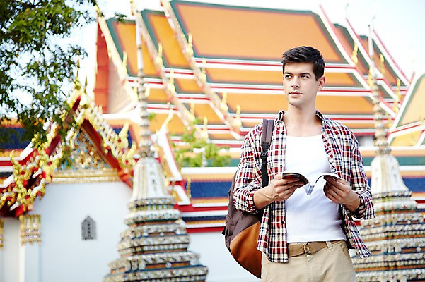 포토 JPG 주간 서양인 외국인 해외기획촬영 해외 라이프스타일 2011년태국 남자 나라 아시아 외국문화 해외여행 여행 포즈 지도 가방 배낭 모션 태국 휴가 태국문화 한명 서기 들기 사람 상반신 20대 성인 야외 건물 라이프 책 관광지 사찰 사원 가이드북 한권 방콕 왓포 남자만 남자한명만 성인남자만 청년만 청년남자만 청년남자한명만 성인한명만 성인남자한명만 성인만 국내포토 자연요소 1 동양문화 건축물 잡화 문화 종교건축 인종 청년 생활 파일형식