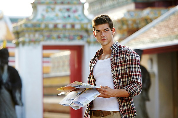 포토 JPG 주간 서양인 외국인 해외기획촬영 해외 라이프스타일 2011년태국 남자 나라 아시아 외국문화 해외여행 여행 포즈 지도 모션 태국 휴가 태국문화 한명 서기 들기 사람 상반신 20대 성인 야외 건물 라이프 관광지 사찰 사원 방콕 왓포 남자만 남자한명만 성인남자만 청년만 청년남자만 청년남자한명만 성인한명만 성인남자한명만 성인만 국내포토 자연요소 1 동양문화 건축물 문화 종교건축 인종 청년 생활 파일형식