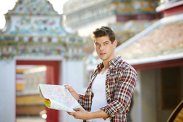 포토 JPG 주간 서양인 외국인 해외기획촬영 해외 라이프스타일 2011년태국 남자 나라 아시아 외국문화 해외여행 여행 포즈 지도 모션 태국 휴가 태국문화 한명 서기 들기 사람 상반신 20대 성인 야외 건물 라이프 관광지 사찰 사원 방콕 왓포 남자만 남자한명만 성인남자만 청년만 청년남자만 청년남자한명만 성인한명만 성인남자한명만 성인만 국내포토 자연요소 1 동양문화 건축물 문화 종교건축 인종 청년 생활 파일형식