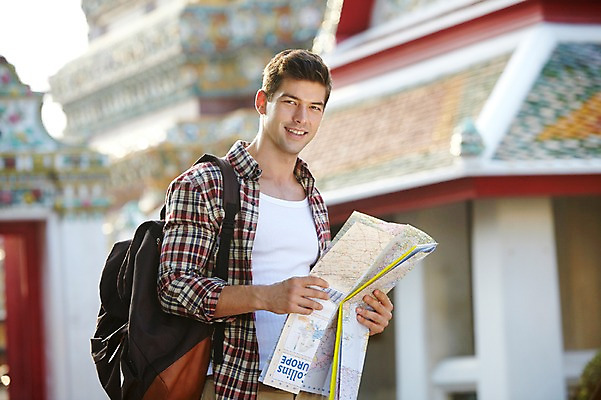 포토 JPG 주간 서양인 외국인 해외기획촬영 해외 라이프스타일 2011년태국 남자 나라 아시아 외국문화 해외여행 여행 포즈 지도 가방 배낭 모션 태국 휴가 태국문화 한명 서기 미소 웃음 들기 사람 상반신 20대 성인 야외 건물 라이프 관광지 사찰 사원 방콕 왓포 남자만 남자한명만 성인남자만 청년만 청년남자만 청년남자한명만 성인한명만 성인남자한명만 성인만 국내포토 자연요소 1 동양문화 건축물 잡화 문화 종교건축 표정 인종 청년 생활 파일형식