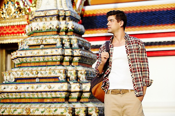 포토 JPG 주간 서양인 외국인 해외기획촬영 해외 라이프스타일 2011년태국 남자 나라 외국문화 해외여행 여행 포즈 가방 배낭 태국 휴가 태국문화 한명 서기 사람 상반신 20대 성인 야외 건물 라이프 관광지 사찰 사원 방콕 왓포 남자만 남자한명만 성인남자만 청년만 청년남자만 청년남자한명만 성인한명만 성인남자한명만 성인만 국내포토 자연요소 1 동양문화 건축물 잡화 아시아 문화 종교건축 모션 인종 청년 생활 파일형식