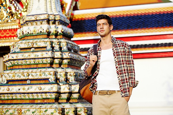 포토 JPG 주간 서양인 외국인 해외기획촬영 해외 라이프스타일 2011년태국 남자 나라 외국문화 해외여행 여행 포즈 가방 배낭 태국 휴가 태국문화 한명 서기 사람 상반신 20대 성인 야외 건물 라이프 관광지 사찰 사원 방콕 왓포 남자만 남자한명만 성인남자만 청년만 청년남자만 청년남자한명만 성인한명만 성인남자한명만 성인만 국내포토 자연요소 1 동양문화 건축물 잡화 아시아 문화 종교건축 모션 인종 청년 생활 파일형식