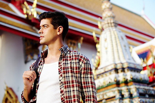 포토 JPG 주간 서양인 외국인 해외기획촬영 해외 라이프스타일 2011년태국 남자 나라 외국문화 해외여행 여행 포즈 가방 배낭 태국 휴가 태국문화 한명 서기 사람 상반신 20대 성인 야외 건물 라이프 옆모습 관광지 사찰 사원 방콕 왓포 남자만 남자한명만 성인남자만 청년만 청년남자만 청년남자한명만 성인한명만 성인남자한명만 성인만 국내포토 자연요소 1 동양문화 건축물 잡화 아시아 문화 뷰포인트 종교건축 모션 인종 청년 생활 파일형식