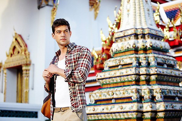 포토 JPG 주간 서양인 외국인 해외기획촬영 해외 라이프스타일 2011년태국 남자 나라 외국문화 해외여행 여행 포즈 가방 배낭 태국 휴가 태국문화 한명 서기 사람 상반신 20대 성인 야외 건물 라이프 관광지 사찰 사원 방콕 왓포 남자만 남자한명만 성인남자만 청년만 청년남자만 청년남자한명만 성인한명만 성인남자한명만 성인만 국내포토 자연요소 1 동양문화 건축물 잡화 아시아 문화 종교건축 모션 인종 청년 생활 파일형식