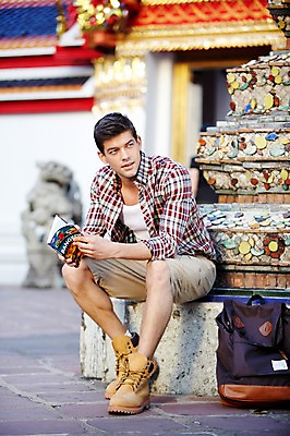 포토 JPG 주간 전신 서양인 외국인 해외기획촬영 해외 라이프스타일 2011년태국 남자 나라 아시아 외국문화 해외여행 여행 포즈 가방 배낭 모션 태국 휴가 태국문화 한명 미소 웃음 들기 사람 앉기 20대 성인 야외 건물 라이프 책 관광지 사찰 사원 가이드북 한권 방콕 왓포 남자만 남자한명만 성인남자만 청년만 청년남자만 청년남자한명만 성인한명만 성인남자한명만 성인만 국내포토 자연요소 1 동양문화 건축물 잡화 문화 종교건축 표정 인종 청년 생활 파일형식