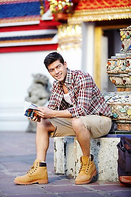 포토 JPG 주간 전신 서양인 외국인 해외기획촬영 해외 라이프스타일 2011년태국 남자 나라 아시아 외국문화 해외여행 여행 포즈 가방 배낭 모션 태국 휴가 태국문화 한명 미소 웃음 들기 사람 앉기 20대 성인 야외 건물 라이프 책 관광지 사찰 사원 가이드북 한권 방콕 왓포 남자만 남자한명만 성인남자만 청년만 청년남자만 청년남자한명만 성인한명만 성인남자한명만 성인만 국내포토 자연요소 1 동양문화 건축물 잡화 문화 종교건축 표정 인종 청년 생활 파일형식