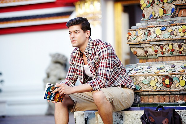 포토 JPG 주간 서양인 외국인 해외기획촬영 해외 라이프스타일 2011년태국 남자 나라 아시아 외국문화 해외여행 여행 포즈 가방 배낭 모션 태국 휴가 태국문화 한명 들기 사람 앉기 상반신 20대 성인 야외 건물 라이프 책 관광지 사찰 사원 가이드북 한권 방콕 왓포 남자만 남자한명만 성인남자만 청년만 청년남자만 청년남자한명만 성인한명만 성인남자한명만 성인만 국내포토 자연요소 1 동양문화 건축물 잡화 문화 종교건축 인종 청년 생활 파일형식