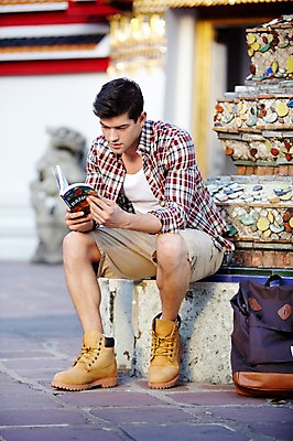 포토 JPG 주간 전신 서양인 외국인 해외기획촬영 해외 라이프스타일 2011년태국 남자 나라 아시아 외국문화 해외여행 여행 포즈 가방 배낭 모션 태국 휴가 태국문화 한명 들기 사람 앉기 20대 성인 야외 건물 라이프 책 관광지 사찰 사원 가이드북 한권 방콕 왓포 남자만 남자한명만 성인남자만 청년만 청년남자만 청년남자한명만 성인한명만 성인남자한명만 성인만 국내포토 자연요소 1 동양문화 건축물 잡화 문화 종교건축 인종 청년 생활 파일형식