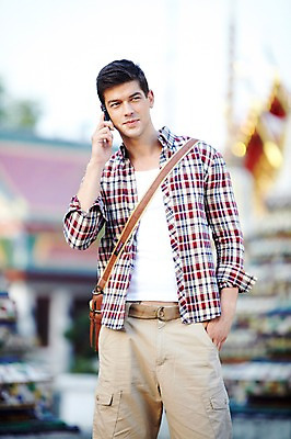 포토 JPG 주간 서양인 외국인 해외기획촬영 해외 라이프스타일 2011년태국 남자 나라 아시아 외국문화 해외여행 여행 포즈 가방 모션 태국 휴가 태국문화 한명 서기 미소 웃음 들기 사람 상반신 20대 성인 야외 건물 라이프 관광지 스마트폰 사찰 사원 방콕 크로스백 통화 왓포 남자만 남자한명만 성인남자만 청년만 청년남자만 청년남자한명만 성인한명만 성인남자한명만 성인만 국내포토 자연요소 1 동양문화 건축물 잡화 문화 종교건축 표정 인종 청년 생활 핸드폰 스마트기기 파일형식