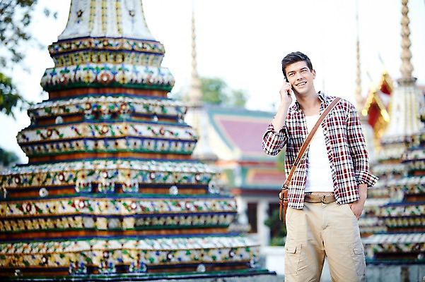 포토 JPG 주간 서양인 외국인 해외기획촬영 해외 라이프스타일 2011년태국 남자 나라 아시아 외국문화 해외여행 여행 포즈 가방 모션 태국 휴가 태국문화 한명 서기 미소 웃음 들기 사람 상반신 20대 성인 야외 건물 라이프 관광지 스마트폰 사찰 사원 방콕 크로스백 통화 왓포 남자만 남자한명만 성인남자만 청년만 청년남자만 청년남자한명만 성인한명만 성인남자한명만 성인만 국내포토 자연요소 1 동양문화 건축물 잡화 문화 종교건축 표정 인종 청년 생활 핸드폰 스마트기기 파일형식