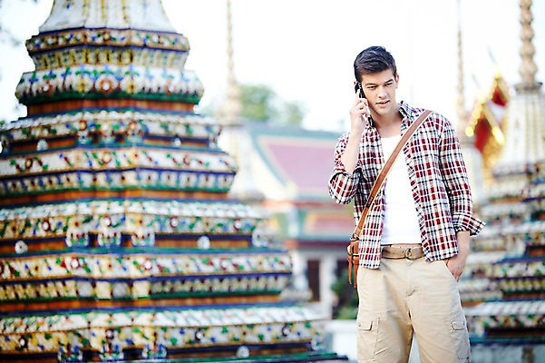 포토 JPG 주간 서양인 외국인 해외기획촬영 해외 라이프스타일 2011년태국 남자 나라 아시아 외국문화 해외여행 여행 포즈 가방 모션 태국 휴가 태국문화 한명 서기 들기 사람 상반신 20대 성인 야외 건물 라이프 관광지 스마트폰 사찰 사원 방콕 크로스백 통화 왓포 남자만 남자한명만 성인남자만 청년만 청년남자만 청년남자한명만 성인한명만 성인남자한명만 성인만 국내포토 자연요소 1 동양문화 건축물 잡화 문화 종교건축 인종 청년 생활 핸드폰 스마트기기 파일형식