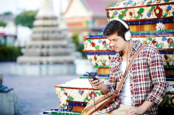 포토 JPG 주간 서양인 외국인 해외기획촬영 해외 라이프스타일 2011년태국 남자 나라 아시아 외국문화 해외여행 여행 포즈 가방 모션 태국 휴가 태국문화 한명 들기 사람 앉기 상반신 20대 성인 야외 건물 라이프 관광지 스마트폰 헤드폰 음악감상 사찰 사원 방콕 크로스백 왓포 남자만 남자한명만 성인남자만 청년만 청년남자만 청년남자한명만 성인한명만 성인남자한명만 성인만 국내포토 자연요소 1 동양문화 건축물 잡화 문화 음향기기 종교건축 인종 청년 생활 핸드폰 스마트기기 감상 파일형식