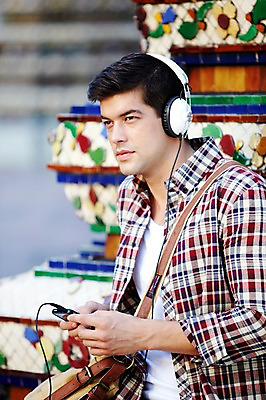 포토 JPG 주간 서양인 외국인 해외기획촬영 해외 라이프스타일 2011년태국 남자 나라 아시아 외국문화 해외여행 여행 포즈 가방 모션 태국 휴가 태국문화 한명 들기 사람 앉기 상반신 20대 성인 야외 건물 라이프 관광지 스마트폰 헤드폰 음악감상 사찰 사원 방콕 크로스백 왓포 남자만 남자한명만 성인남자만 청년만 청년남자만 청년남자한명만 성인한명만 성인남자한명만 성인만 국내포토 자연요소 1 동양문화 건축물 잡화 문화 음향기기 종교건축 인종 청년 생활 핸드폰 스마트기기 감상 파일형식