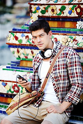 포토 JPG 주간 서양인 외국인 해외기획촬영 해외 라이프스타일 2011년태국 남자 나라 아시아 외국문화 해외여행 여행 포즈 가방 모션 태국 휴가 태국문화 한명 들기 사람 앉기 상반신 20대 성인 야외 건물 라이프 관광지 스마트폰 헤드폰 음악감상 사찰 사원 방콕 크로스백 왓포 남자만 남자한명만 성인남자만 청년만 청년남자만 청년남자한명만 성인한명만 성인남자한명만 성인만 국내포토 자연요소 1 동양문화 건축물 잡화 문화 음향기기 종교건축 인종 청년 생활 핸드폰 스마트기기 감상 파일형식