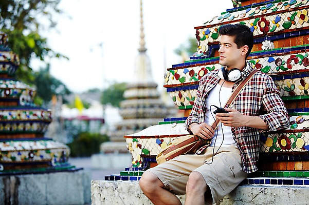 포토 JPG 주간 서양인 외국인 나무 식물 해외기획촬영 해외 라이프스타일 2011년태국 남자 나라 아시아 외국문화 해외여행 여행 포즈 가방 모션 태국 휴가 태국문화 한명 미소 웃음 들기 사람 앉기 상반신 20대 성인 야외 건물 라이프 관광지 스마트폰 헤드폰 음악감상 사찰 사원 방콕 크로스백 왓포 남자만 남자한명만 성인남자만 청년만 청년남자만 청년남자한명만 성인한명만 성인남자한명만 성인만 국내포토 자연요소 1 동양문화 건축물 잡화 문화 음향기기 종교건축 표정 인종 청년 생활 핸드폰 스마트기기 감상 파일형식