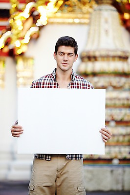 포토 JPG 주간 서양인 외국인 해외기획촬영 해외 라이프스타일 2011년태국 남자 나라 아시아 외국문화 해외여행 여행 포즈 모션 태국 휴가 안내 알림판 태국문화 한명 서기 미소 웃음 들기 사람 상반신 20대 성인 야외 건물 라이프 관광지 사찰 사원 알림 방콕 왓포 남자만 남자한명만 성인남자만 청년만 청년남자만 청년남자한명만 성인한명만 성인남자한명만 성인만 국내포토 자연요소 1 동양문화 건축물 문화 종교건축 표정 인종 청년 생활 파일형식