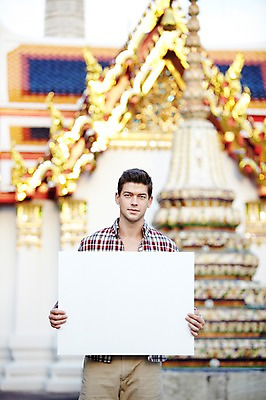 포토 JPG 주간 서양인 외국인 해외기획촬영 해외 라이프스타일 2011년태국 남자 나라 아시아 외국문화 해외여행 여행 포즈 모션 태국 휴가 안내 알림판 태국문화 한명 서기 들기 사람 상반신 20대 성인 야외 건물 라이프 관광지 사찰 사원 알림 방콕 왓포 남자만 남자한명만 성인남자만 청년만 청년남자만 청년남자한명만 성인한명만 성인남자한명만 성인만 국내포토 자연요소 1 동양문화 건축물 문화 종교건축 인종 청년 생활 파일형식
