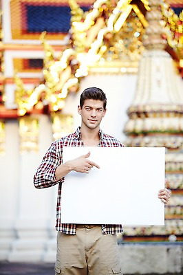 포토 JPG 주간 서양인 외국인 해외기획촬영 해외 라이프스타일 2011년태국 남자 나라 아시아 외국문화 해외여행 여행 포즈 모션 태국 휴가 안내 알림판 태국문화 한명 서기 들기 사람 손짓 상반신 20대 성인 야외 건물 라이프 관광지 가리킴 사찰 사원 알림 방콕 왓포 남자만 남자한명만 성인남자만 청년만 청년남자만 청년남자한명만 성인한명만 성인남자한명만 성인만 국내포토 자연요소 1 동양문화 건축물 문화 종교건축 인종 청년 생활 파일형식