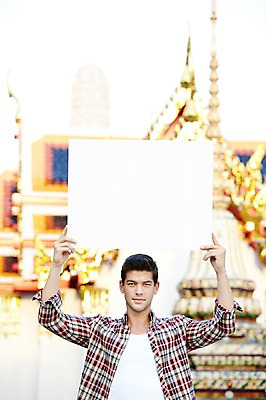 포토 JPG 주간 서양인 외국인 해외기획촬영 해외 라이프스타일 2011년태국 남자 나라 아시아 외국문화 해외여행 여행 포즈 모션 태국 휴가 안내 알림판 태국문화 한명 서기 들기 사람 상반신 20대 성인 야외 건물 라이프 관광지 사찰 사원 알림 방콕 왓포 남자만 남자한명만 성인남자만 청년만 청년남자만 청년남자한명만 성인한명만 성인남자한명만 성인만 국내포토 자연요소 1 동양문화 건축물 문화 종교건축 인종 청년 생활 파일형식