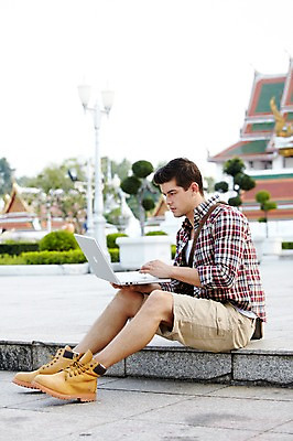 포토 JPG 주간 전신 서양인 외국인 나무 식물 해외기획촬영 해외 라이프스타일 2011년태국 남자 나라 아시아 외국문화 해외여행 여행 포즈 가방 모션 태국 휴가 태국문화 한명 들기 사람 앉기 20대 성인 야외 건물 라이프 관광지 사찰 사원 방콕 크로스백 남자만 남자한명만 성인남자만 청년만 청년남자만 청년남자한명만 성인한명만 성인남자한명만 성인만 국내포토 자연요소 1 동양문화 건축물 잡화 문화 종교건축 인종 청년 생활 파일형식