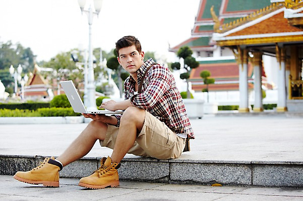 포토 JPG 주간 전신 서양인 외국인 나무 식물 해외기획촬영 해외 라이프스타일 2011년태국 남자 나라 아시아 외국문화 해외여행 여행 포즈 가방 모션 태국 휴가 태국문화 한명 들기 사람 앉기 20대 성인 야외 건물 라이프 관광지 사찰 사원 방콕 크로스백 남자만 남자한명만 성인남자만 청년만 청년남자만 청년남자한명만 성인한명만 성인남자한명만 성인만 국내포토 자연요소 1 동양문화 건축물 잡화 문화 종교건축 인종 청년 생활 파일형식