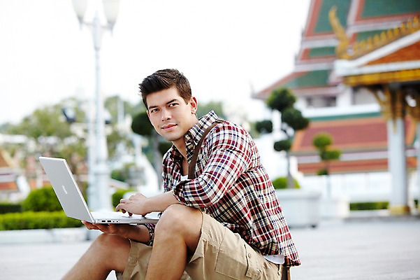 포토 JPG 주간 서양인 외국인 나무 식물 해외기획촬영 해외 라이프스타일 2011년태국 남자 나라 아시아 외국문화 해외여행 여행 포즈 가방 모션 태국 휴가 태국문화 한명 미소 들기 사람 앉기 상반신 20대 성인 야외 건물 라이프 관광지 노트북 컴퓨터 사찰 사원 방콕 크로스백 남자만 남자한명만 성인남자만 청년만 청년남자만 청년남자한명만 성인한명만 성인남자한명만 성인만 국내포토 자연요소 1 동양문화 건축물 잡화 문화 종교건축 표정 인종 청년 생활 전자제품 파일형식