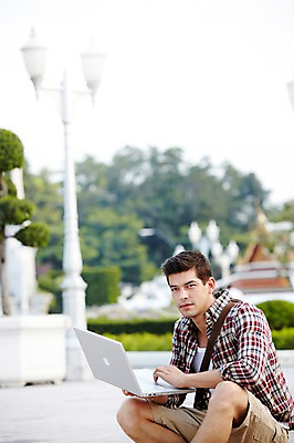 포토 JPG 주간 서양인 외국인 나무 식물 해외기획촬영 해외 라이프스타일 2011년태국 남자 나라 아시아 외국문화 해외여행 여행 포즈 가방 모션 태국 휴가 태국문화 한명 들기 사람 앉기 상반신 20대 성인 야외 건물 라이프 관광지 노트북 컴퓨터 사찰 사원 방콕 크로스백 남자만 남자한명만 성인남자만 청년만 청년남자만 청년남자한명만 성인한명만 성인남자한명만 성인만 국내포토 자연요소 1 동양문화 건축물 잡화 문화 종교건축 인종 청년 생활 전자제품 파일형식