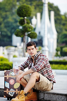 포토 JPG 주간 전신 서양인 외국인 나무 식물 해외기획촬영 해외 라이프스타일 2011년태국 남자 나라 아시아 외국문화 해외여행 여행 포즈 가방 모션 태국 휴가 태국문화 한명 들기 사람 앉기 20대 성인 야외 건물 라이프 물 관광지 캐리어 여행가방 사찰 사원 물통 물병 방콕 물마시기 남자만 남자한명만 성인남자만 청년만 청년남자만 청년남자한명만 성인한명만 성인남자한명만 성인만 국내포토 자연요소 1 동양문화 건축물 잡화 문화 비즈니스 종교건축 인종 청년 생활 마시기 파일형식