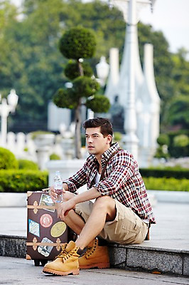 포토 JPG 주간 전신 서양인 외국인 나무 식물 해외기획촬영 해외 라이프스타일 2011년태국 남자 나라 아시아 외국문화 해외여행 여행 포즈 가방 모션 태국 휴가 태국문화 한명 들기 사람 앉기 20대 성인 야외 건물 라이프 물 관광지 캐리어 여행가방 사찰 사원 물통 물병 방콕 물마시기 남자만 남자한명만 성인남자만 청년만 청년남자만 청년남자한명만 성인한명만 성인남자한명만 성인만 국내포토 자연요소 1 동양문화 건축물 잡화 문화 비즈니스 종교건축 인종 청년 생활 마시기 파일형식