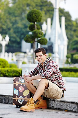 포토 JPG 주간 전신 서양인 외국인 나무 식물 해외기획촬영 해외 라이프스타일 2011년태국 남자 나라 아시아 외국문화 해외여행 여행 포즈 가방 모션 태국 휴가 태국문화 한명 미소 웃음 들기 사람 앉기 20대 성인 야외 건물 라이프 물 관광지 캐리어 여행가방 사찰 사원 물통 물병 방콕 물마시기 남자만 남자한명만 성인남자만 청년만 청년남자만 청년남자한명만 성인한명만 성인남자한명만 성인만 국내포토 자연요소 1 동양문화 건축물 잡화 문화 종교건축 표정 인종 청년 생활 마시기 파일형식