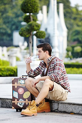 포토 JPG 주간 전신 서양인 외국인 나무 식물 해외기획촬영 해외 라이프스타일 2011년태국 남자 나라 아시아 외국문화 해외여행 여행 포즈 가방 모션 태국 휴가 태국문화 한명 들기 사람 앉기 20대 성인 야외 건물 라이프 물 관광지 캐리어 여행가방 사찰 사원 물통 물병 방콕 물마시기 남자만 남자한명만 성인남자만 청년만 청년남자만 청년남자한명만 성인한명만 성인남자한명만 성인만 국내포토 자연요소 1 동양문화 건축물 잡화 문화 종교건축 인종 청년 생활 마시기 파일형식