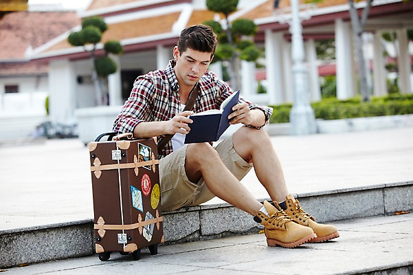 포토 JPG 주간 전신 서양인 외국인 나무 식물 해외기획촬영 해외 라이프스타일 2011년태국 남자 나라 아시아 외국문화 해외여행 여행 포즈 가방 모션 태국 휴가 태국문화 한명 들기 사람 앉기 20대 성인 야외 건물 라이프 책 관광지 캐리어 여행가방 사찰 사원 한권 방콕 남자만 남자한명만 성인남자만 청년만 청년남자만 청년남자한명만 성인한명만 성인남자한명만 성인만 국내포토 자연요소 1 동양문화 건축물 잡화 문화 종교건축 인종 청년 생활 파일형식