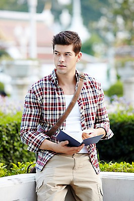 포토 JPG 주간 서양인 외국인 나무 식물 해외기획촬영 해외 라이프스타일 2011년태국 남자 나라 아시아 외국문화 해외여행 여행 포즈 가방 모션 태국 휴가 태국문화 한명 들기 사람 앉기 상반신 20대 성인 야외 건물 라이프 책 관광지 사찰 사원 한권 방콕 크로스백 남자만 남자한명만 성인남자만 청년만 청년남자만 청년남자한명만 성인한명만 성인남자한명만 성인만 국내포토 자연요소 1 동양문화 건축물 잡화 문화 종교건축 인종 청년 생활 파일형식