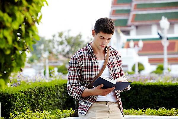 포토 JPG 주간 서양인 외국인 나무 식물 해외기획촬영 해외 라이프스타일 2011년태국 남자 나라 아시아 외국문화 해외여행 여행 포즈 가방 모션 태국 휴가 태국문화 한명 들기 사람 앉기 상반신 20대 성인 야외 건물 라이프 책 관광지 사찰 사원 한권 방콕 크로스백 남자만 남자한명만 성인남자만 청년만 청년남자만 청년남자한명만 성인한명만 성인남자한명만 성인만 국내포토 자연요소 1 동양문화 건축물 잡화 문화 종교건축 인종 청년 생활 파일형식