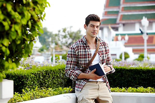 포토 JPG 주간 서양인 외국인 나무 식물 해외기획촬영 해외 라이프스타일 2011년태국 남자 나라 아시아 외국문화 해외여행 여행 포즈 가방 모션 태국 휴가 태국문화 한명 들기 사람 앉기 상반신 20대 성인 야외 건물 라이프 책 관광지 사찰 사원 한권 방콕 크로스백 남자만 남자한명만 성인남자만 청년만 청년남자만 청년남자한명만 성인한명만 성인남자한명만 성인만 국내포토 자연요소 1 동양문화 건축물 잡화 문화 종교건축 인종 청년 생활 파일형식