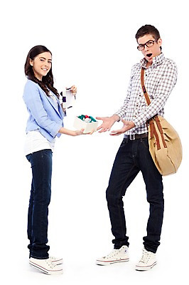 포토 JPG 스튜디오촬영 전신 서양인 외국인 해외기획촬영 학생 라이프스타일 커플 여자 2011년태국 남자 행복 대학생 포즈 가방 모션 실내 선물 사랑 서기 미소 웃음 들기 사람 손짓 20대 성인 두명 라이프 선물상자 상자 다정 놀람 크로스백 청년만 성인만 국내포토 잡화 감정 컨셉 관계 표정 인종 청년 내부 생활 파일형식