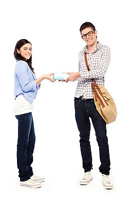 포토 JPG 스튜디오촬영 전신 서양인 외국인 해외기획촬영 학생 라이프스타일 커플 여자 2011년태국 남자 행복 대학생 포즈 가방 모션 실내 선물 사랑 서기 미소 웃음 들기 사람 20대 성인 두명 라이프 선물상자 상자 다정 크로스백 청년만 성인만 국내포토 잡화 감정 컨셉 관계 표정 인종 청년 내부 생활 파일형식