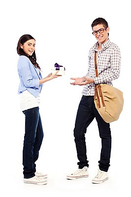 포토 JPG 스튜디오촬영 전신 서양인 외국인 해외기획촬영 학생 라이프스타일 커플 여자 2011년태국 남자 행복 대학생 포즈 가방 모션 실내 선물 사랑 서기 미소 웃음 들기 사람 손짓 20대 성인 두명 라이프 선물상자 상자 다정 주기 크로스백 청년만 성인만 국내포토 잡화 감정 컨셉 관계 표정 인종 청년 내부 생활 파일형식