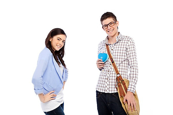 포토 JPG 스튜디오촬영 서양인 외국인 해외기획촬영 학생 라이프스타일 커플 여자 2011년태국 남자 행복 대학생 포즈 가방 모션 실내 선물 사랑 서기 미소 웃음 들기 사람 상반신 20대 성인 두명 라이프 선물상자 상자 다정 하트 크로스백 청년만 성인만 국내포토 모양 잡화 감정 컨셉 관계 표정 인종 청년 내부 생활 파일형식