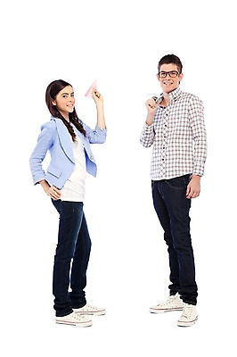 포토 JPG 스튜디오촬영 전신 서양인 외국인 해외기획촬영 학생 라이프스타일 커플 여자 2011년태국 남자 행복 대학생 포즈 모션 실내 사랑 서기 미소 웃음 들기 사람 손짓 20대 성인 두명 라이프 다정 종이비행기 청년만 성인만 국내포토 감정 컨셉 관계 표정 인종 청년 내부 생활 종이접기 파일형식