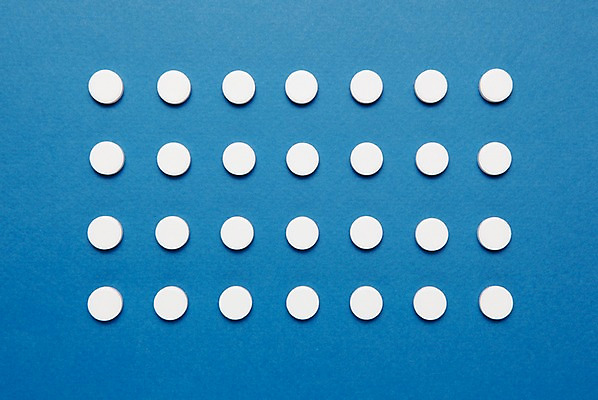 포토 JPG 스튜디오촬영 백그라운드 의학 실내 병원 사람없음 치료 파란색 알약 약 의료용품 약국 오브젝트 먹는약 일렬 국내포토 컬러 의료기기 내부 파일형식