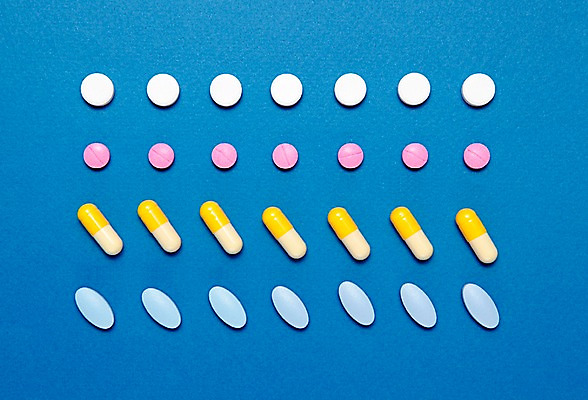 포토 JPG 스튜디오촬영 백그라운드 의학 실내 병원 사람없음 치료 파란색 알약 약 의료용품 약국 오브젝트 먹는약 일렬 국내포토 컬러 의료기기 내부 파일형식