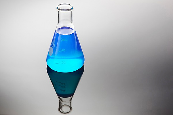 포토 JPG 스튜디오촬영 교육 컬러 과학 의학 학교 의료기기 실내 병원 실험기구 실험 사람없음 치료 파란색 도구 의료용품 액체 화학 오브젝트 삼각플라스크 국내포토 내부 플라스크 파일형식