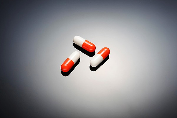 포토 JPG 스튜디오촬영 의학 실내 병원 사람없음 치료 알약 약 의료용품 세개 약국 오브젝트 먹는약 국내포토 의료기기 3 내부 파일형식