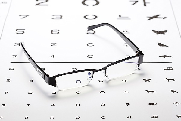 포토 JPG 스튜디오촬영 문자 안경 의학 의료기기 실내 병원 사람없음 치료 숫자 도구 의료용품 표 오브젝트 검사_조사 그림 시력 안과 시력검사 시력검사표 국내포토 잡화 그래프 내부 파일형식